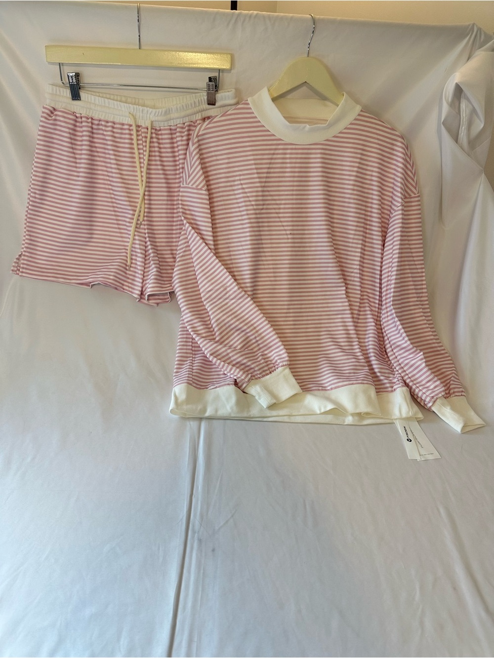 Fisoew Women’s Pink/White Striped 2 Piece Sweatshirt & Shorts Set Size L NWT